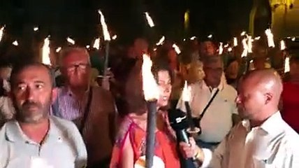 Tortoreto, centinaia di fiaccole in strada per Cavatassi