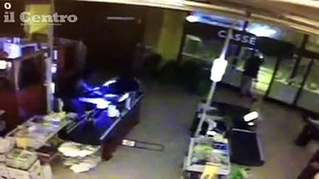 I ladri ripresi dalle telecamere nel Todis di Colleatterrato