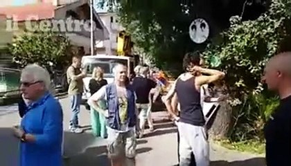 No al taglio della quercia: cittadini in strada a Pescara