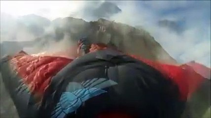 Un tuffo dal Gran Sasso con la tuta alare