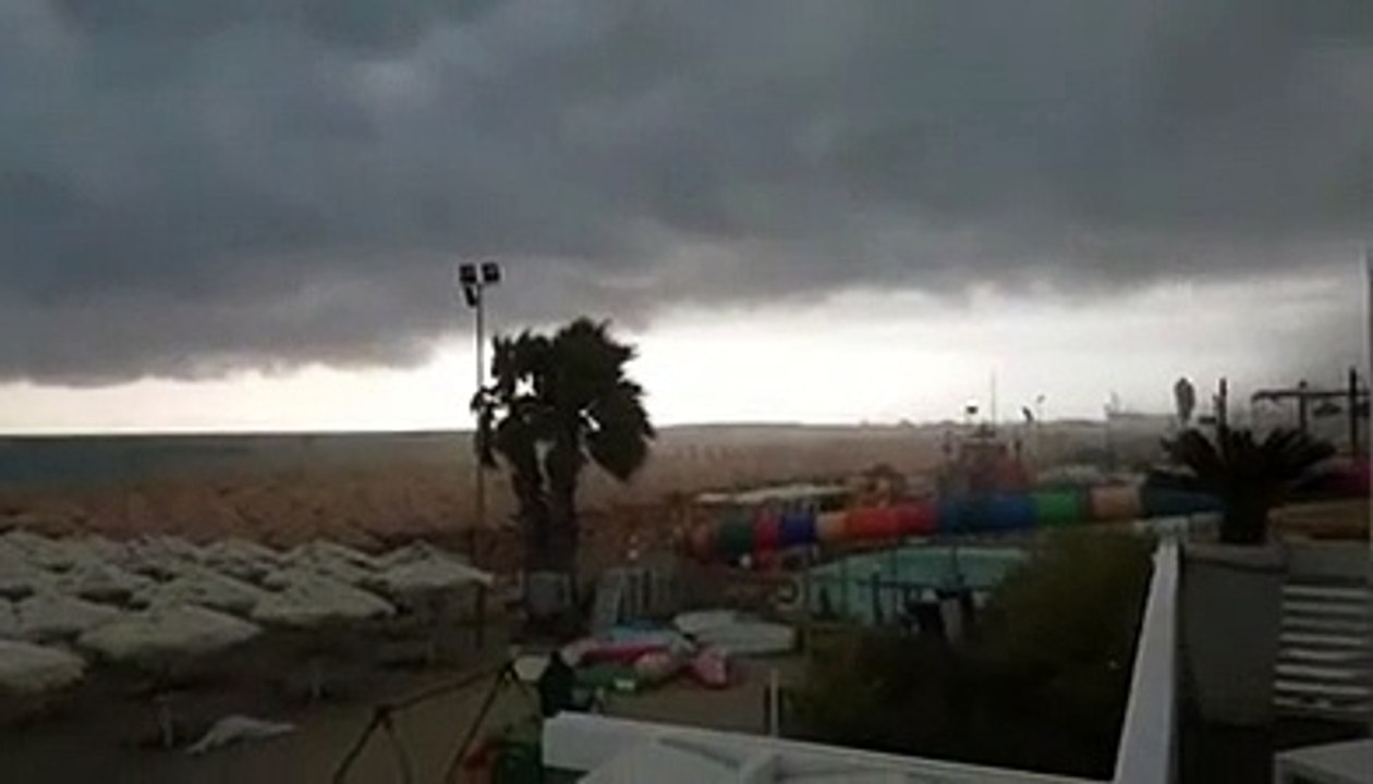 Arriva il maltempo, spiaggia e mare spazzati dalla burrasca a Pescara