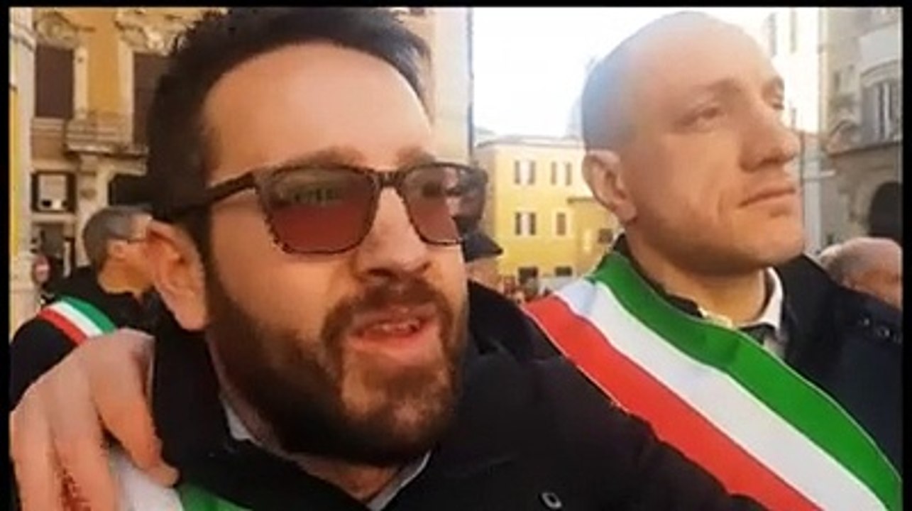 Aumento pedaggi A24 e A25, sindaci bloccati dalla polizia a Montecitorio