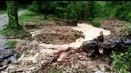 Corso d'acqua in piena, l'intervento dei vigili del fuoco