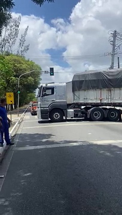Carreta quebra, fica atravessada na rua e gera congestionamento sentido aeroporto
