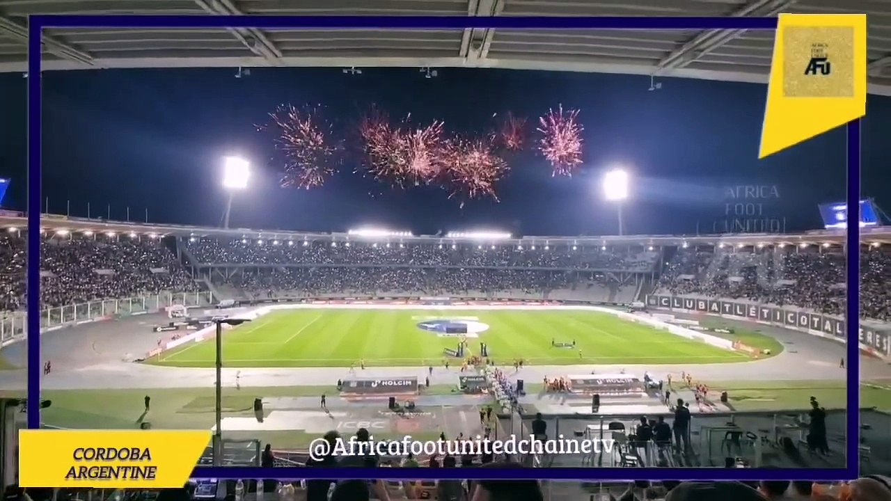#Argentine  #Cordoba #AfricaFootUnited : Très belle ambiance au stade Mario Alberto Kempes ️ Feux d’artifice  au moment où les joueurs des deux clubs pénètrent sur la pelouse ⚽
