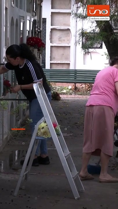 SCZ:  FAMILIAS Y OBREROS PREPARAN EL CEMENTERIO PARA TODOS SANTOS