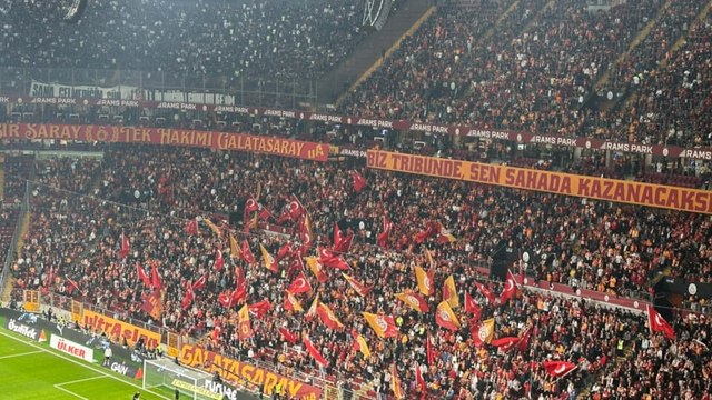 Dev derbi öncesi tribünler İzmir Marşı'yla inledi