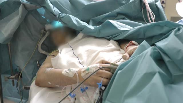 Extirpan un tumor cerebral mientras el paciente juega al ajedrez