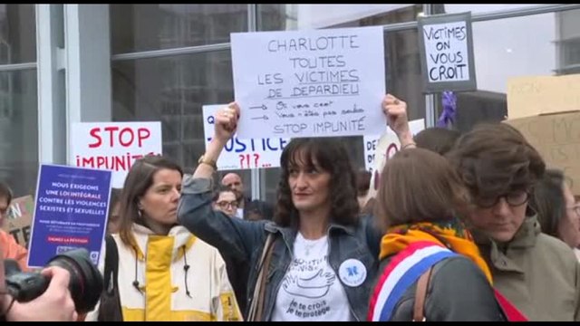 Gérard Depardieu: processo per stupro a Parigi, l'avvocato chiede rinvio