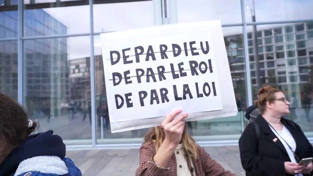 « Tu n’es pas la fierté de la France ! » : avant le procès de Depardieu, une manifestation s’est tenue devant le tribunal