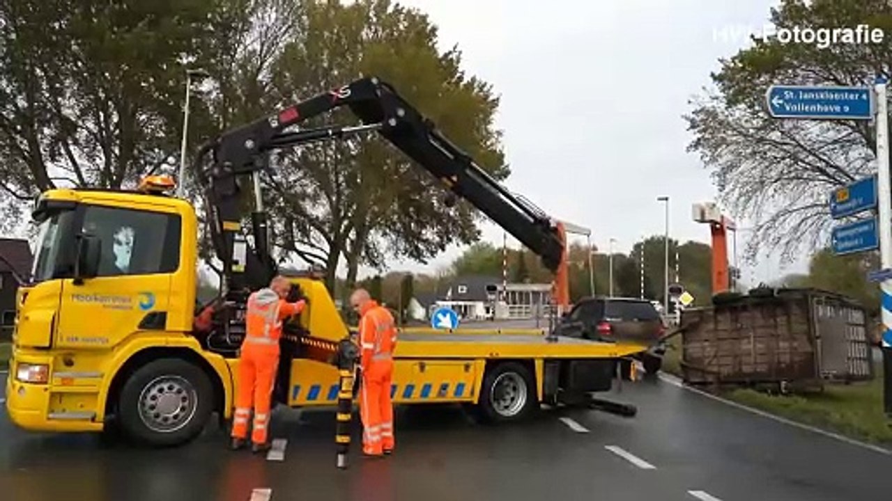 Aanhanger met kalfjes gekanteld na aanrijding op N334