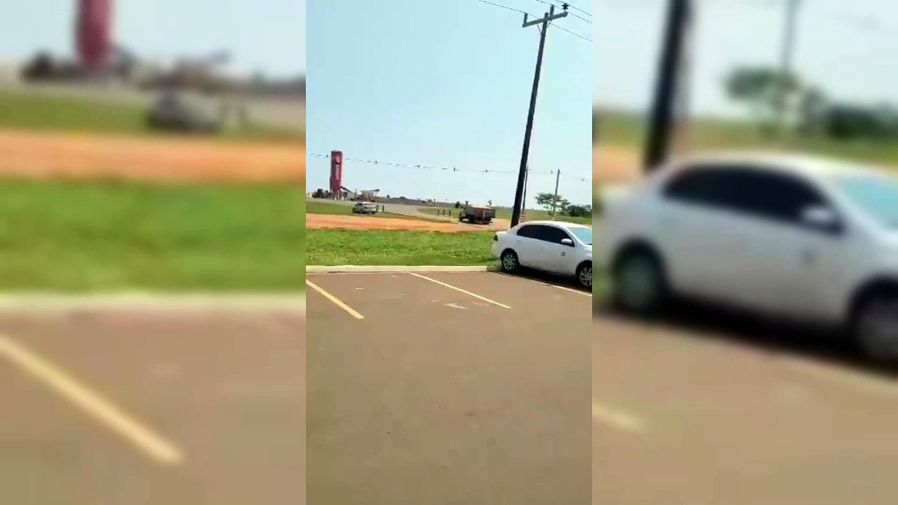 Um homem foi multado pela Polícia Militar Ambiental (PMA) após ser flagrado andando com um jacaré vivo preso na carroceria de sua caminhonete