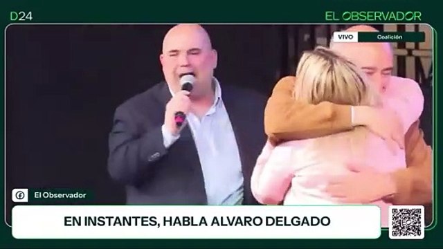 Álvaro Delgado sale a la Plaza Varela de Montevideo mientras por los parlantes suena Tan Biónica