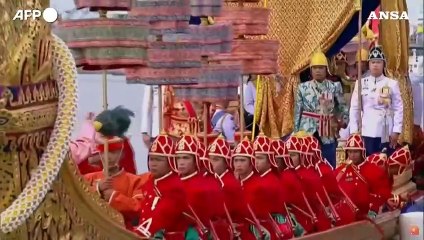 Thailandia, la sfilata del re Maha Vajiralongkorn sulla chiatta reale a Bangkok