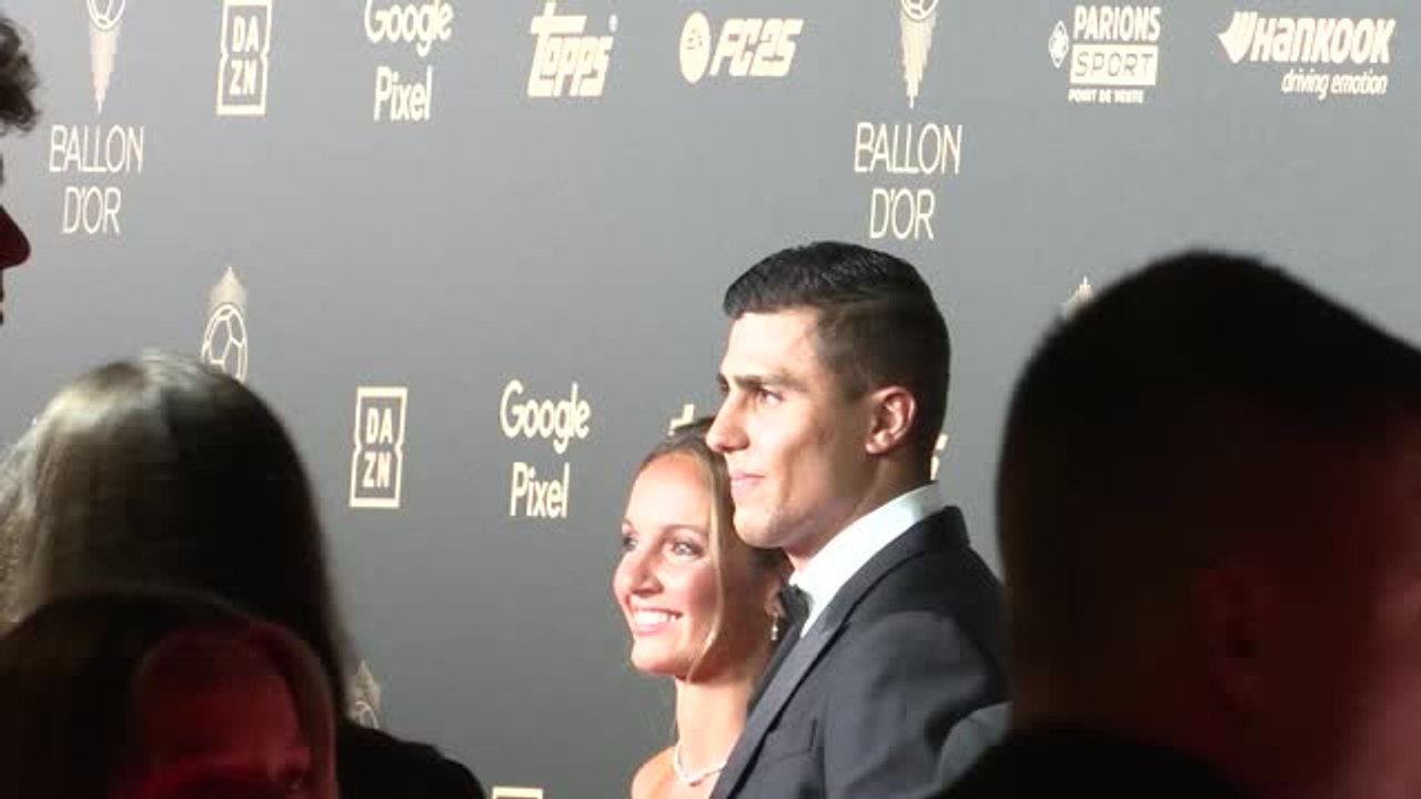 Ballon d'Or - L'arrivée en béquilles de Rodri au Théâtre du Châtelet
