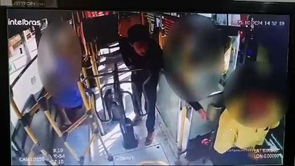 Câmera registra momento em que motorista de ônibus é assaltado durante o trabalho