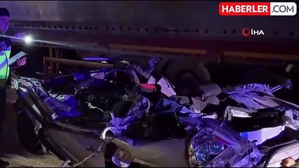 Amasya'da Lastiği Patlayan Tıra Çarpan Otomobil Paramparça Oldu: 1 Ölü