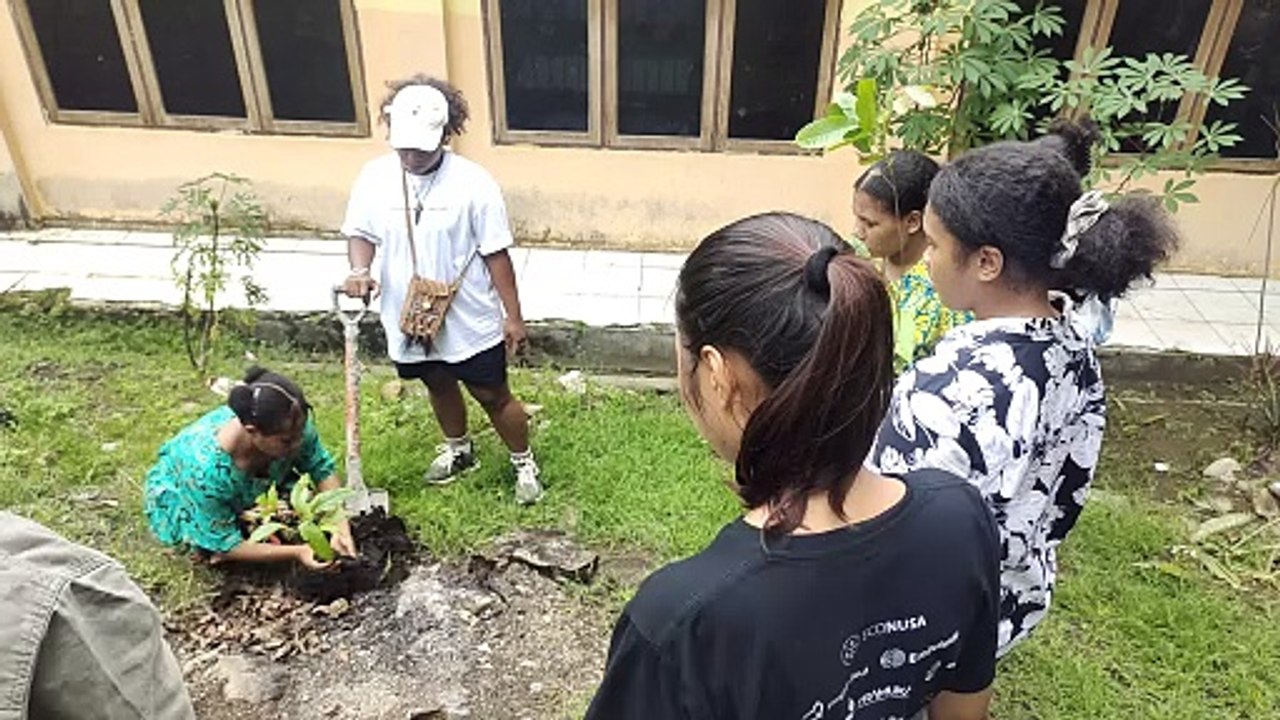 Eco Defender dan SMAN 1 Jayapura Tanam 50 Pohon