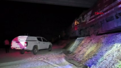 Edirne'de yolcu treni raylarda bırakılan beton pompası aracına çarptı