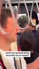 Oscar ödüllü oyuncu, şarkıcı Jared Leto, İstanbul'da metrobüsle yolculuk yaparken görüntülendi