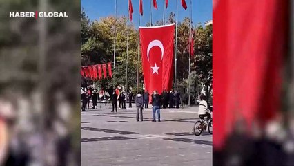 Cumhuriyet Bayramı'nda İstiklal Marşı okunduğunu duyan bisikletli gencin görüntüleri izlenme rekoru kırdı