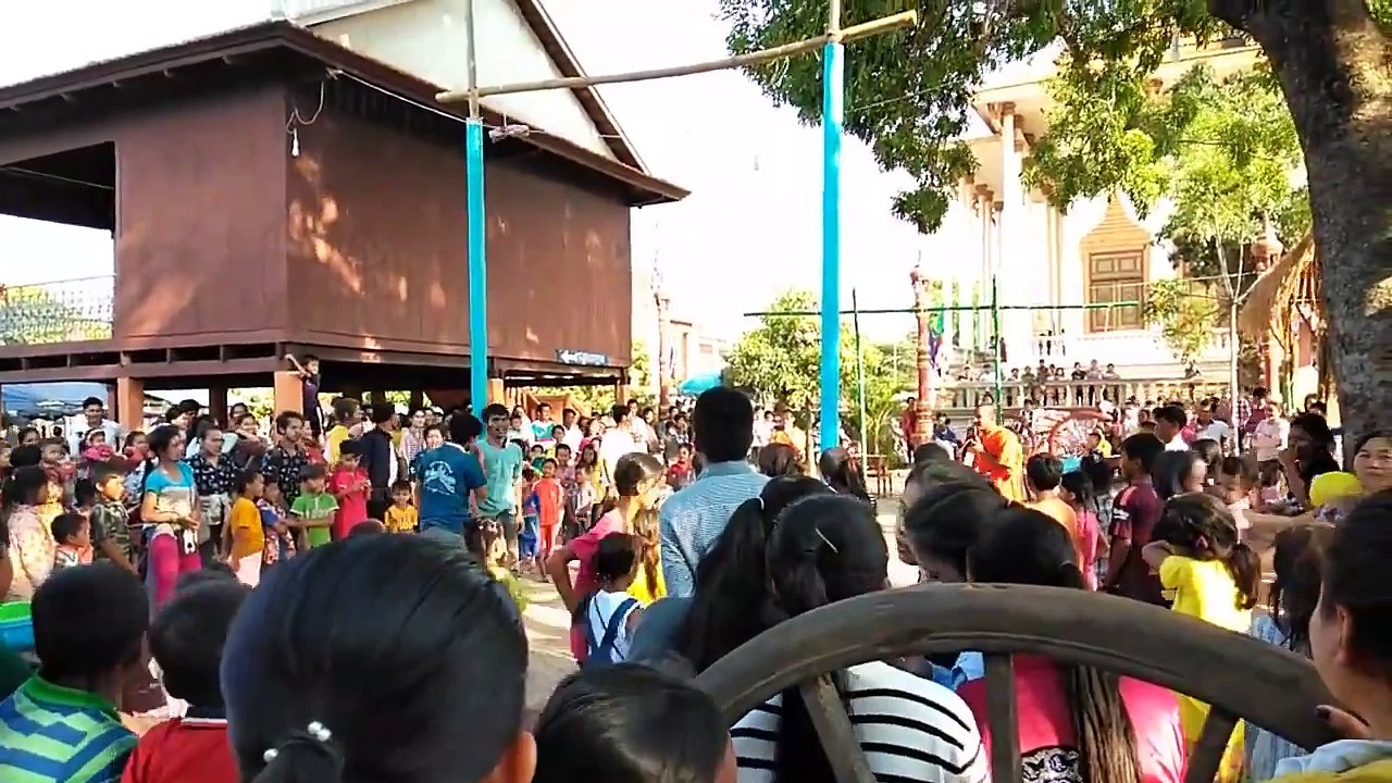 ល្បែងឡើងបង្គោលខ្លាញ់- Bong KolKhlanh l Khmer New Year l Wat Baray ,SreySanthor
