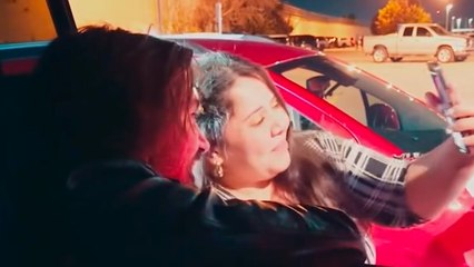 Juanes se presenta en Estados Unidos y sorprende a una fan al aparecer junto a ella en pleno coche