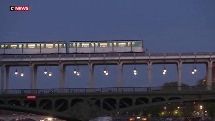 Paris : deux personnes interpellées après avoir pratiqué le «train-surfing»