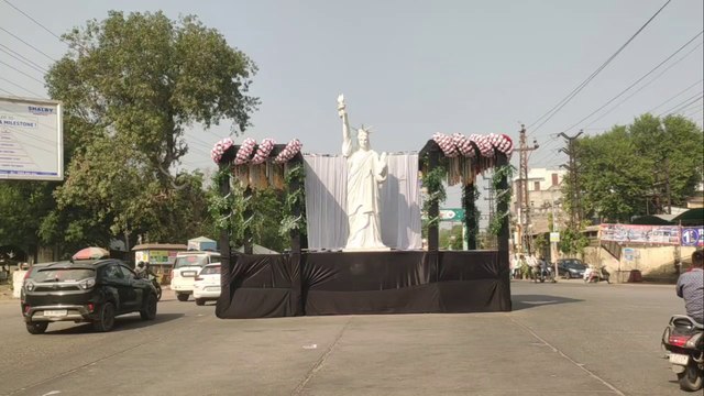 चौराहों को रंग-बिरंगे झालरों और रोशनी से सजाया, देखें वीडियो