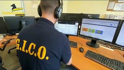 Sfruttamento del lavoro nei supermercati del Catanzarese, 4 euro l'ora per 50 ore a settimana: 5 misure