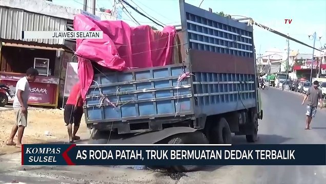 AS Roda Patah, Truk Bermuatan Dedak Terbalik