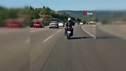 Daha neler göreceğiz! Motosiklet üzerinde seyir halindeyken dans etti