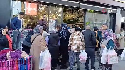 Yine bir indirim izdihamı: Bu çaba iPhone değil, çay bardağı için...