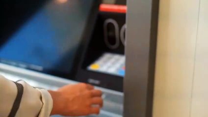 Önüne gelen tokatladı! Dev bankada büyük ATM oyunu!