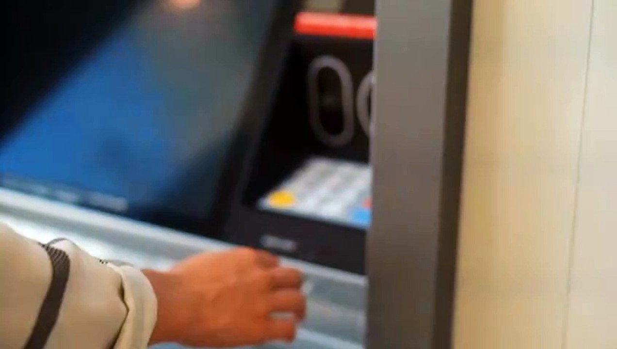 Önüne gelen tokatladı! Dev bankada büyük ATM oyunu!