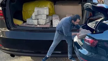 Hava süspansiyon fiyatını duyunca, çareyi bagajına parke taşı yüklemekte buldu