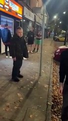 Deputado inglês que esmurrou civil foi "ameaçado". Vídeo mostra confronto