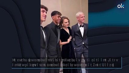El polémico gesto de Natalie Portman en la gala del Balón de Oro haciendo el gesto de cuatro goles al Real Madrid