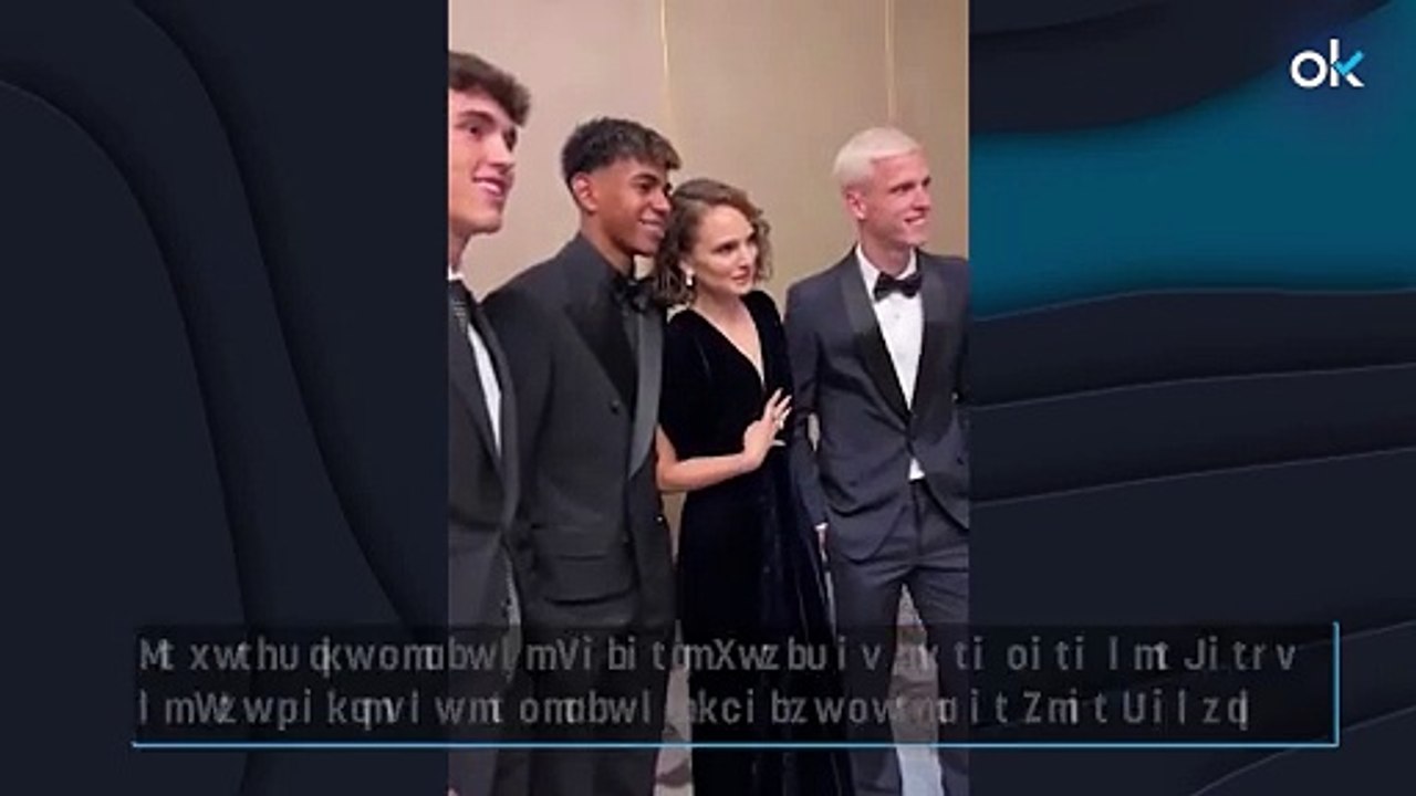 El polémico gesto de Natalie Portman en la gala del Balón de Oro haciendo el gesto de cuatro goles al Real Madrid