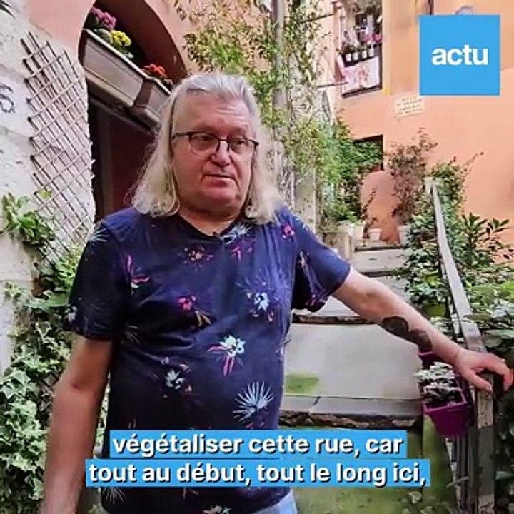 Jean-Jacques, habitant du Vieux-Nice, a végétalisé sa rue
