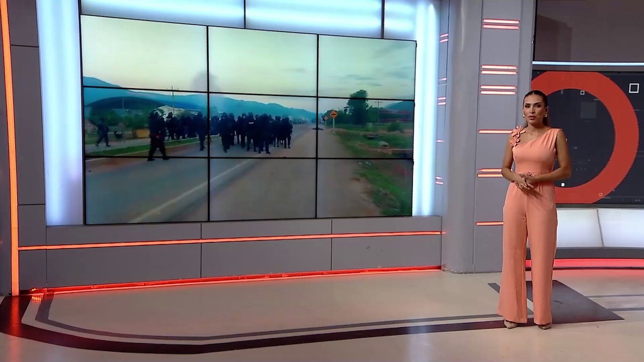 SCZ LA POLICIA GASIFICA A LOS BLOQUEADORES EN MAIRANA