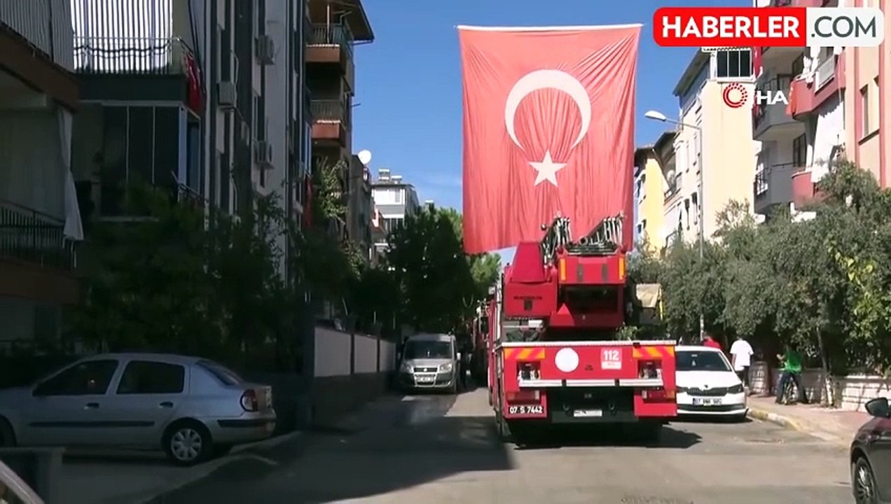 Komşular Yangına Hortumla Müdahale Etti
