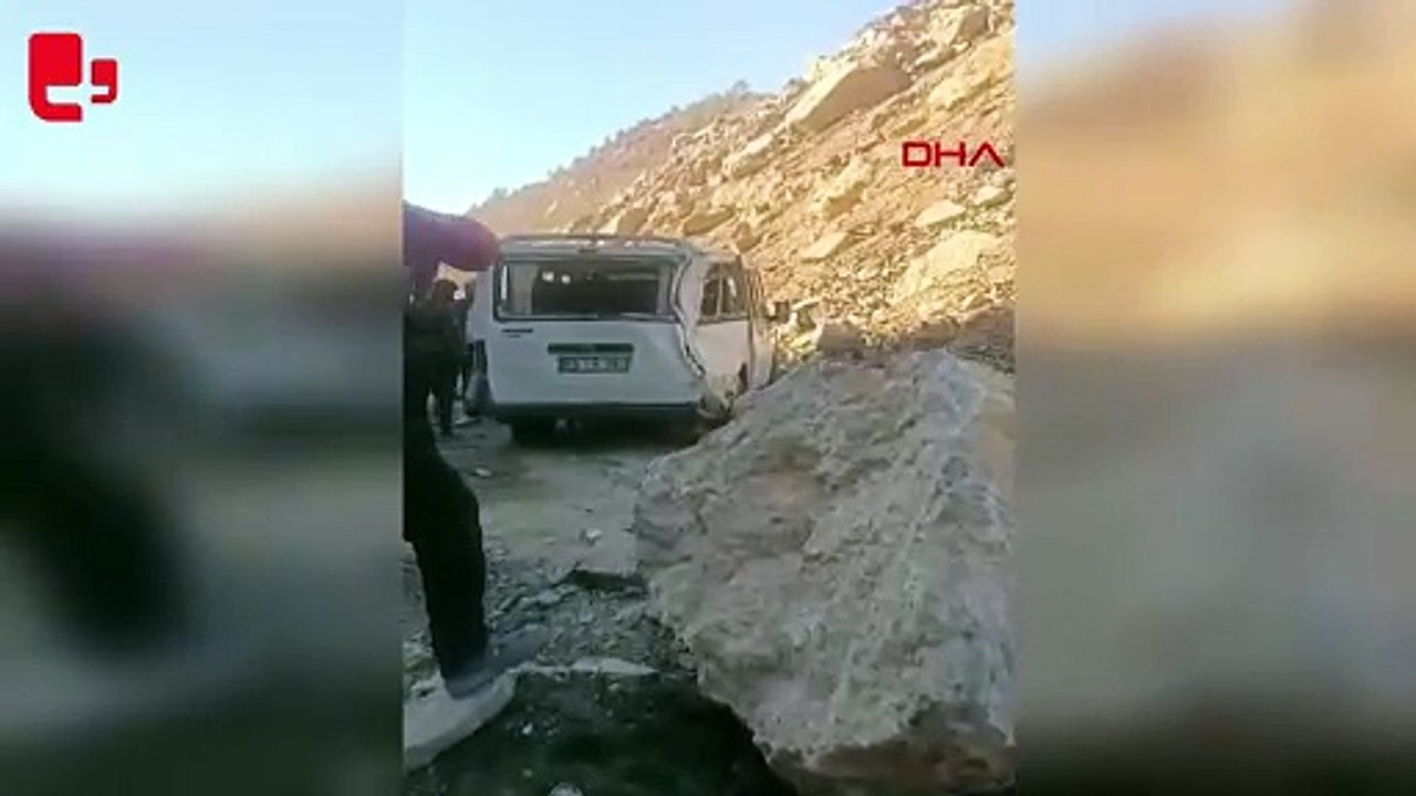Minibüsün üzerine kaya düştü