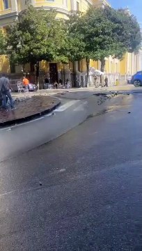 Catanzaro, caos in piazza Matteotti dove il Comune sta effettuando i lavori per riparare la perdita