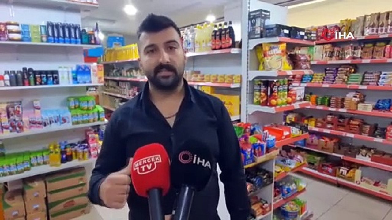 Göz göre göre hırsızlık yaptı! Bakın ürünleri montunun cebine nasıl soktu