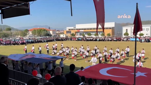 Atatürk'ün posterine yer verilmeyen geçiş töreninde, öğrencilere Erdoğan'ın fotoğrafı taşıtıldı