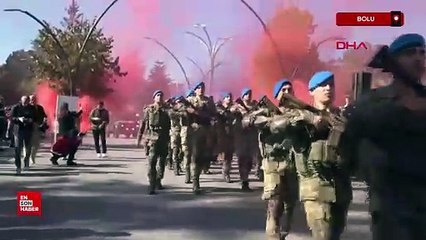 Bolu'da komandoların marşlar eşliğindeki geçişi alkış aldı