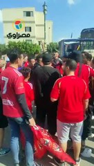 هتافات حماسية تشعل أجواء ترحال جماهير البحيرة لمباراة الأهلي والعين