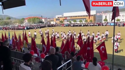 Muğla'da Atatürk'ün Posterine Yer Verilmeyen Geçiş Töreninde, Öğrencilere Erdoğan'ın Fotoğrafı Taşıtıldı
