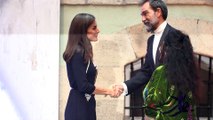 La Reina Letizia enamora rescatando su vestido sostenible con maxi claveles